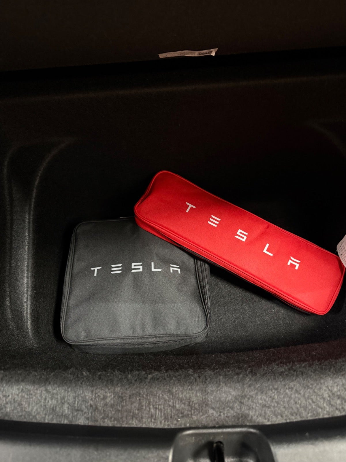 Sort Tesla Model Y fra 2023