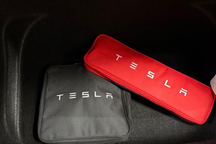 Sort Tesla Model Y fra 2023
