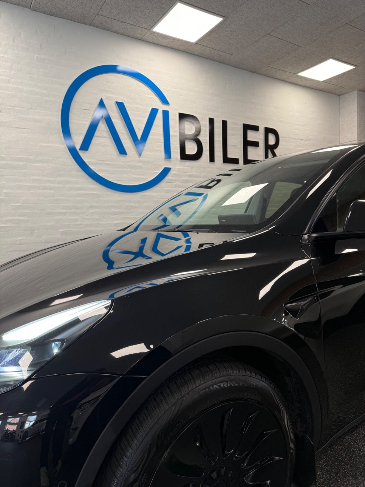 Sort Tesla Model Y fra 2023