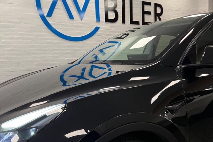 Sort Tesla Model Y fra 2023