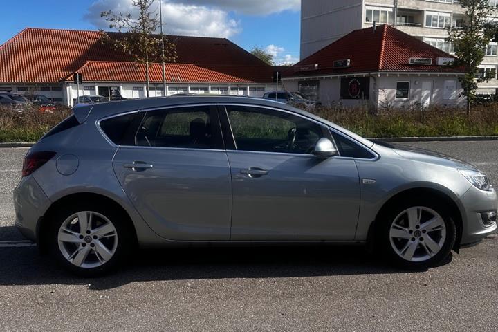 Grå Opel Astra fra 2014