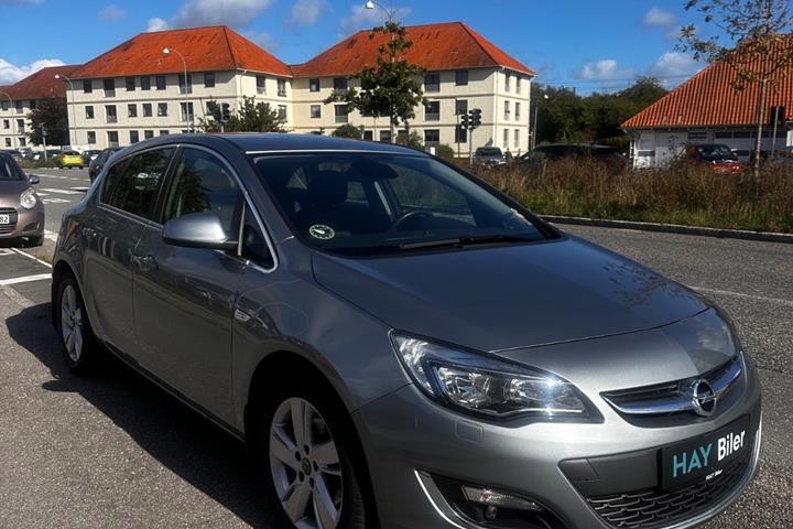 Grå Opel Astra fra 2014
