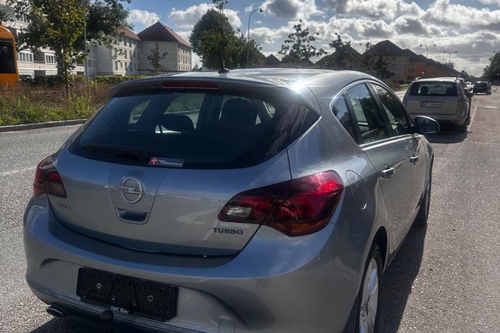 Grå Opel Astra fra 2014
