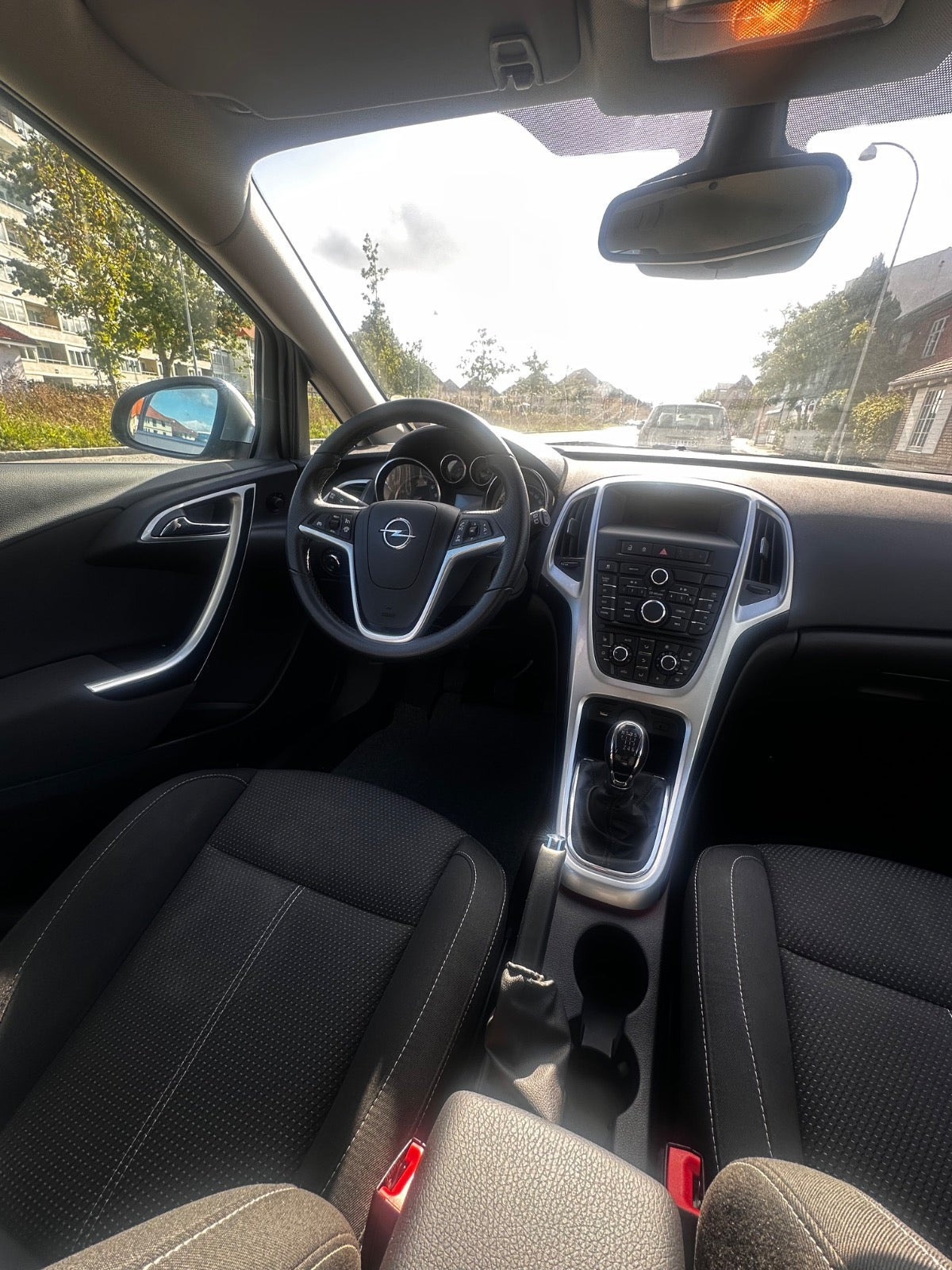 Grå Opel Astra fra 2014