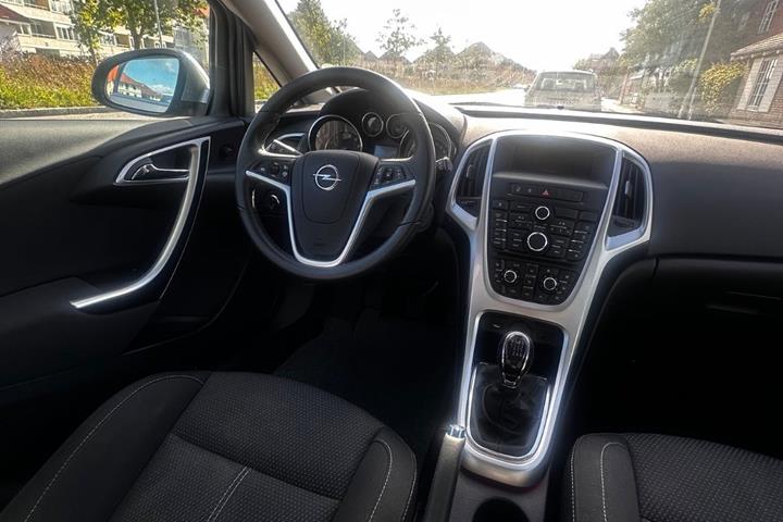 Grå Opel Astra fra 2014