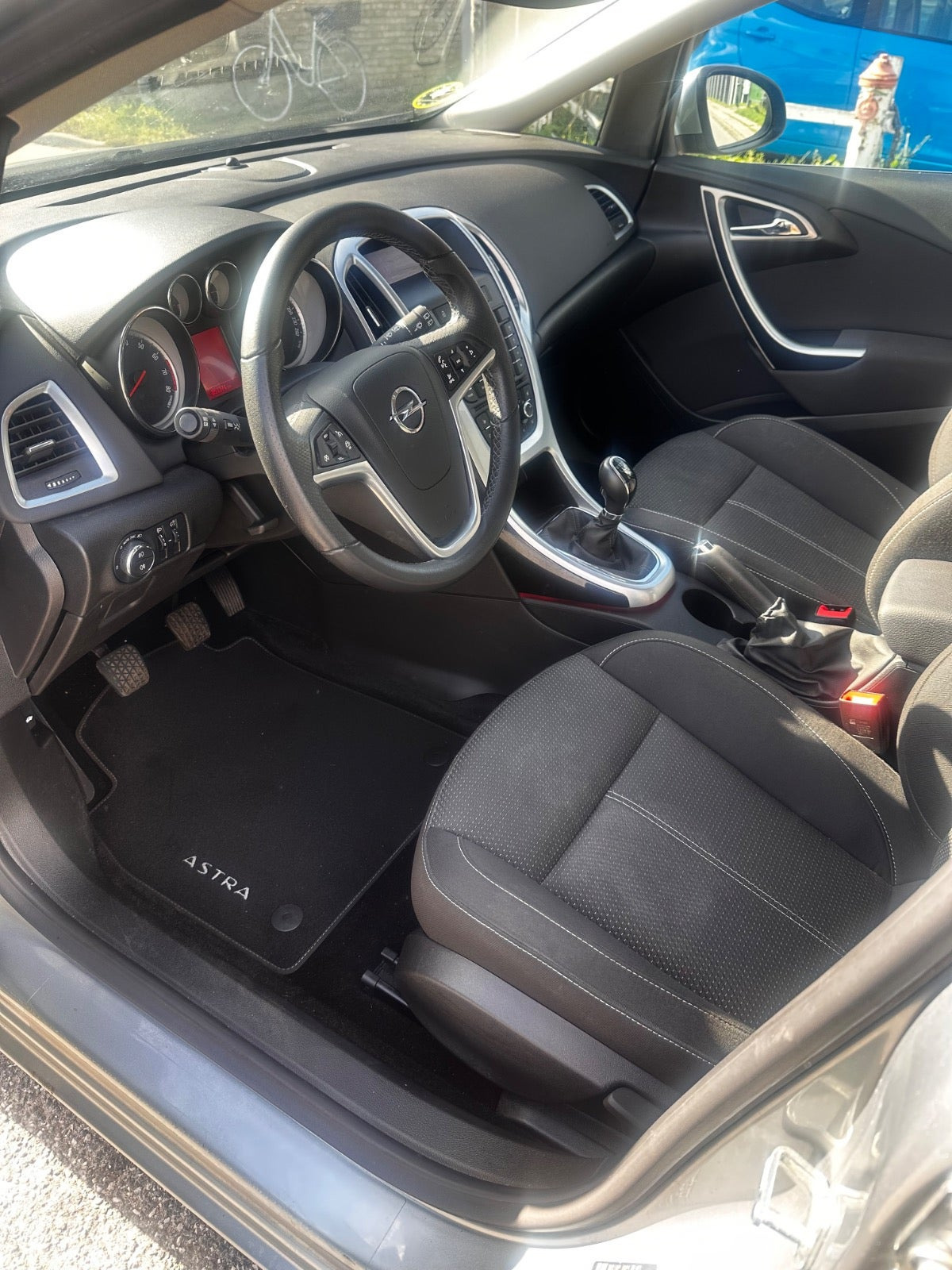 Grå Opel Astra fra 2014