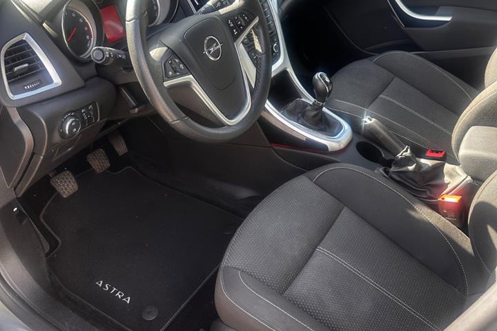 Grå Opel Astra fra 2014