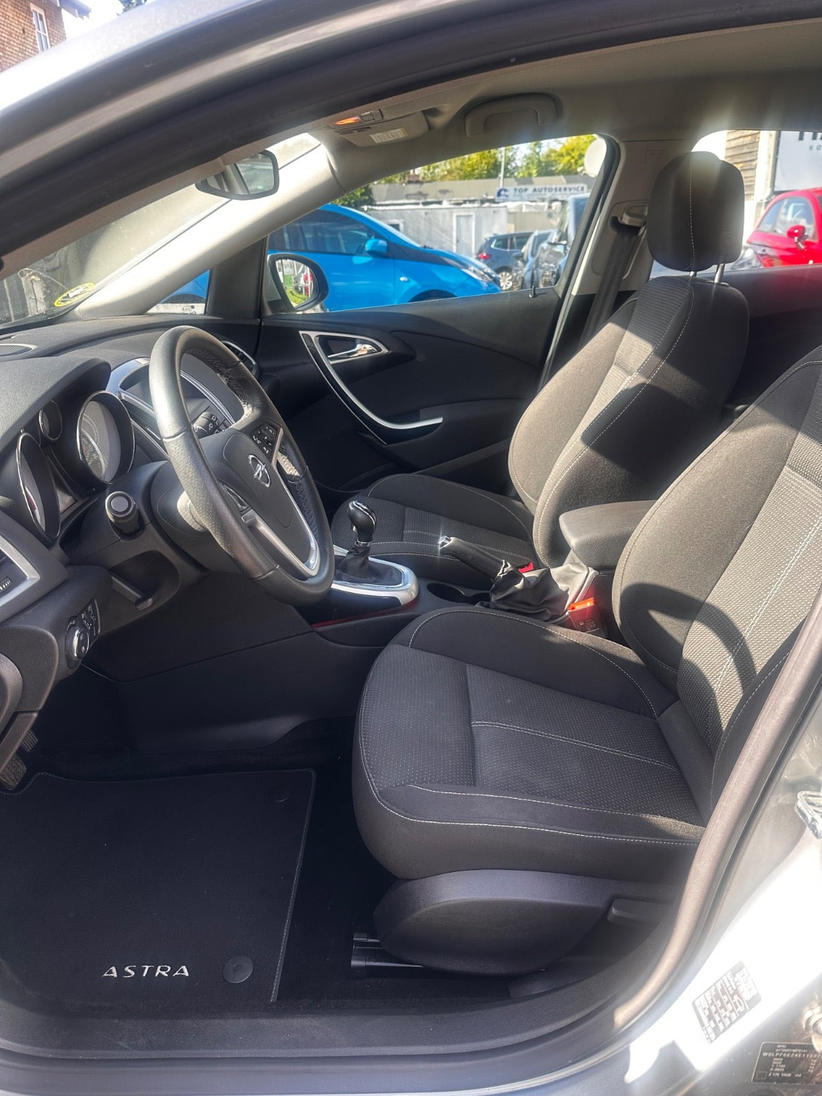 Grå Opel Astra fra 2014