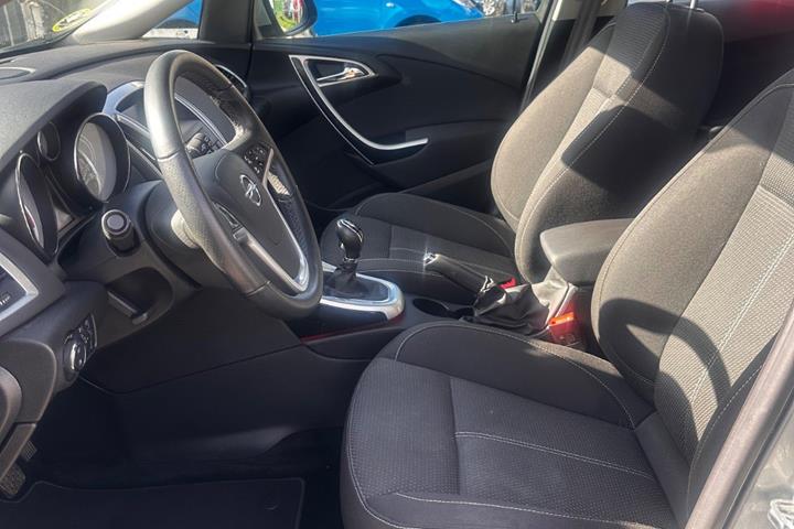 Grå Opel Astra fra 2014