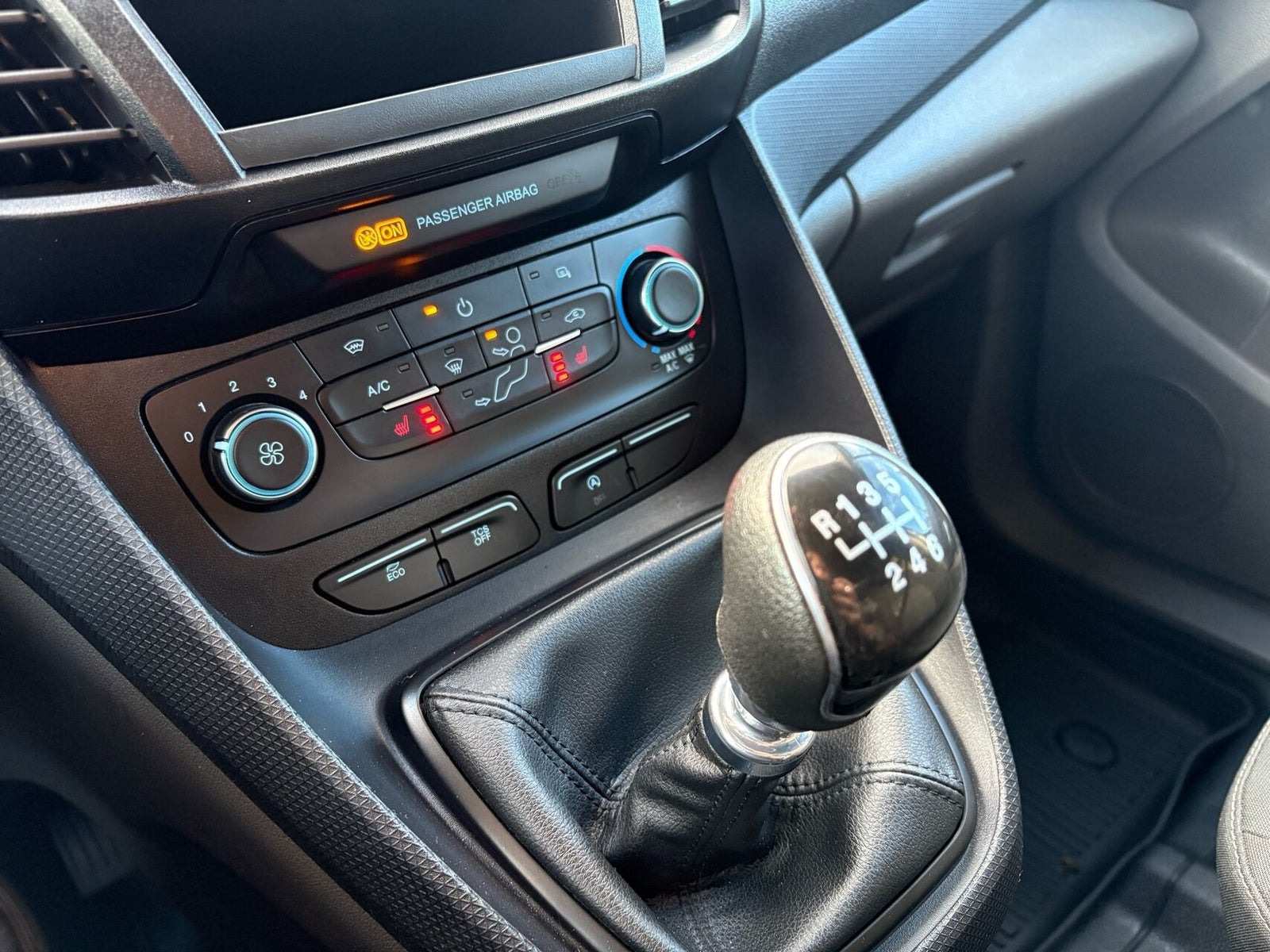 Hvid Ford Transit Connect fra 2022