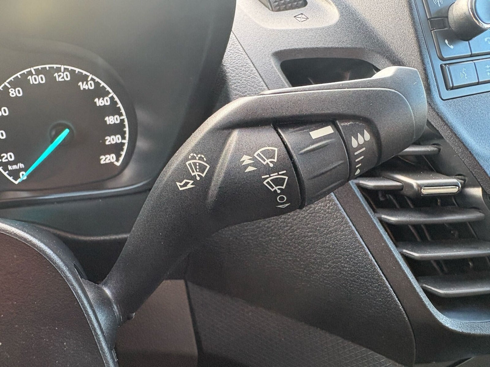 Hvid Ford Transit Connect fra 2022