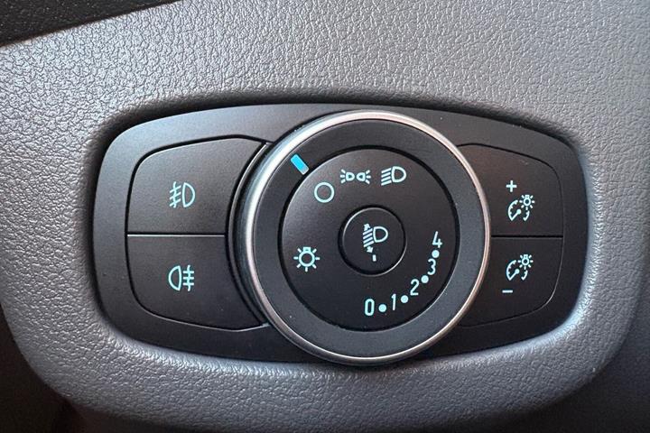 Hvid Ford Transit Connect fra 2022