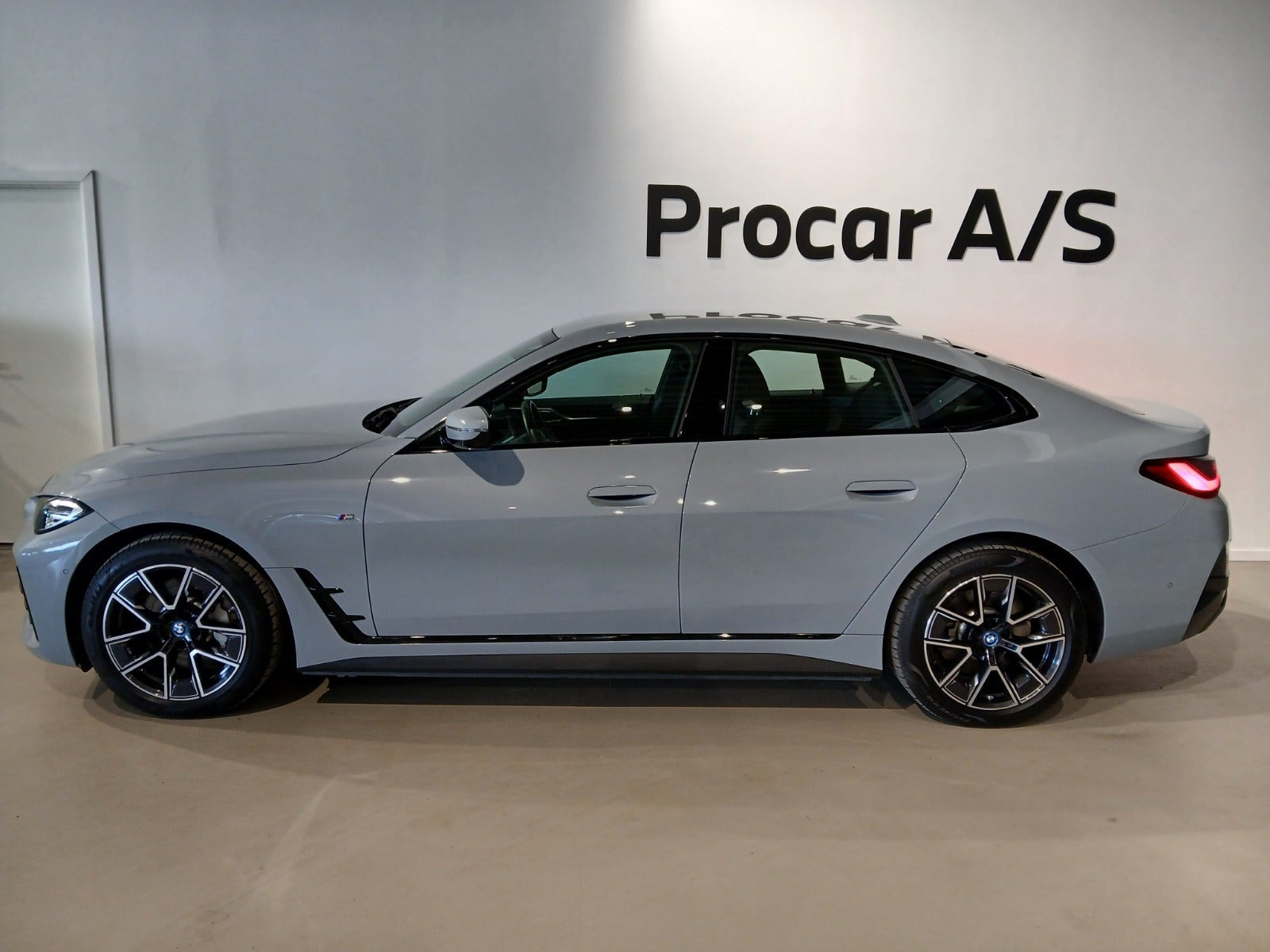 Grå BMW i4 fra 2024
