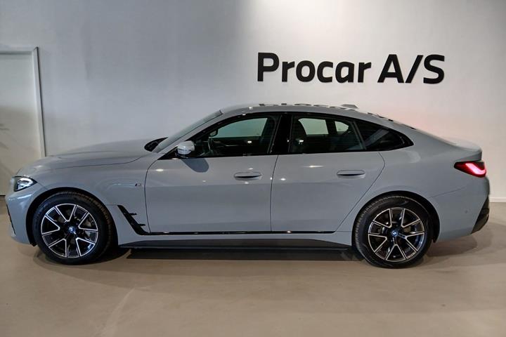 Grå BMW i4 fra 2024