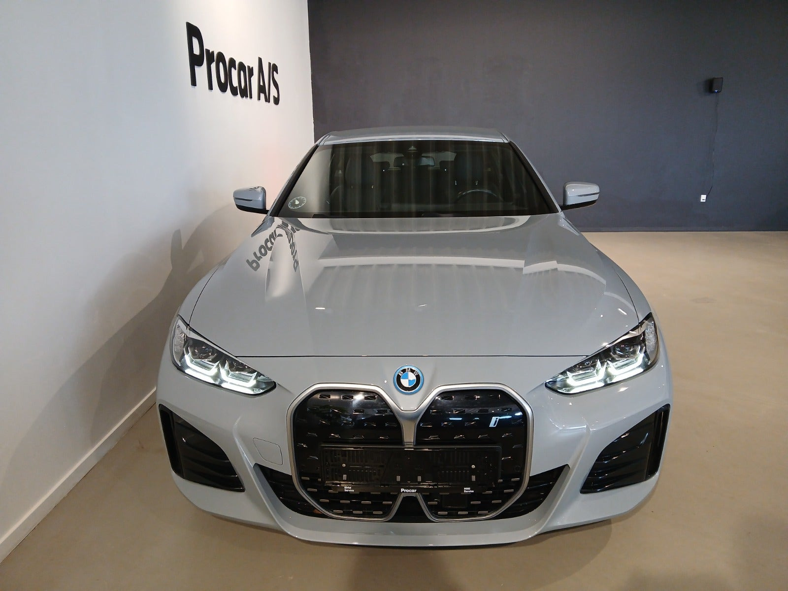 Grå BMW i4 fra 2024