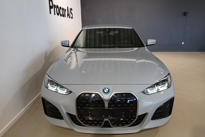 Grå BMW i4 fra 2024