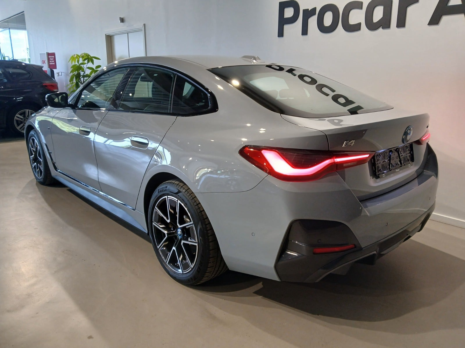 Grå BMW i4 fra 2024