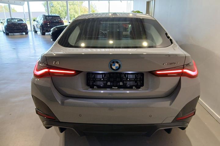 Grå BMW i4 fra 2024