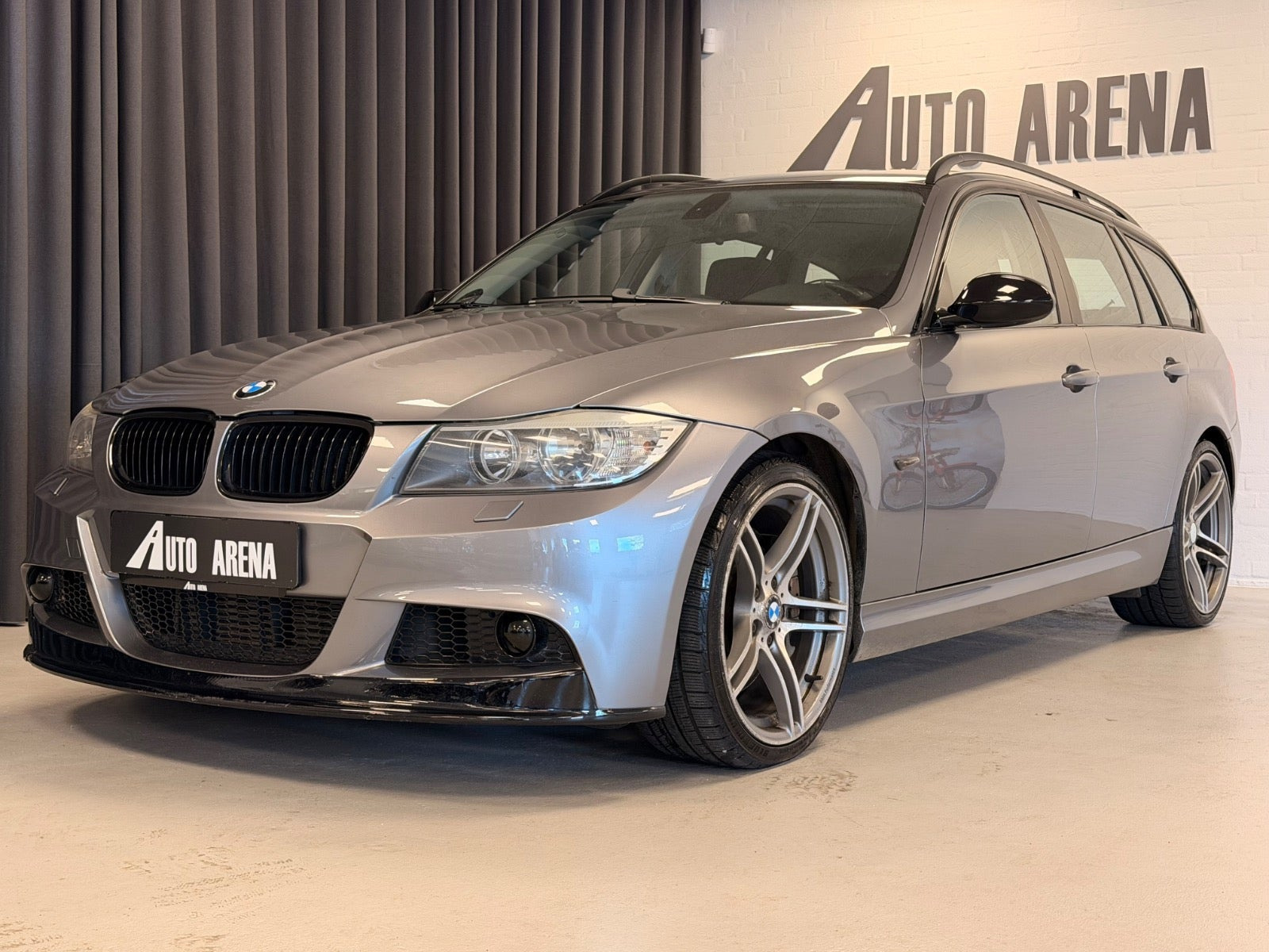 Grå BMW 335i fra 2009