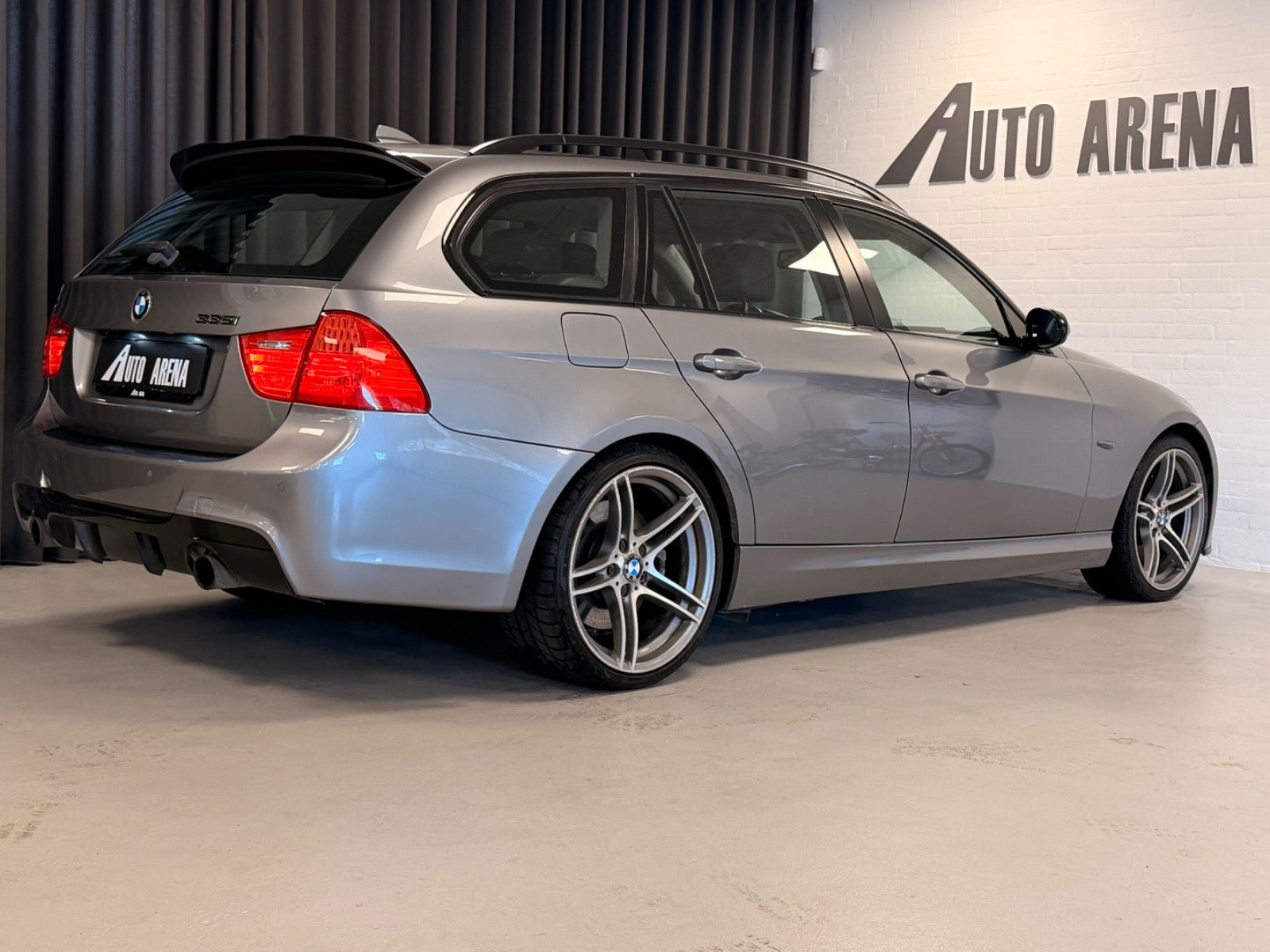Grå BMW 335i fra 2009