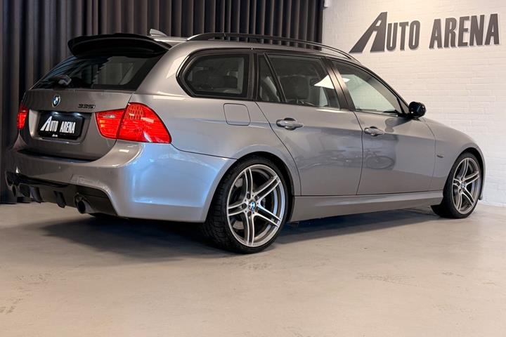 Grå BMW 335i fra 2009