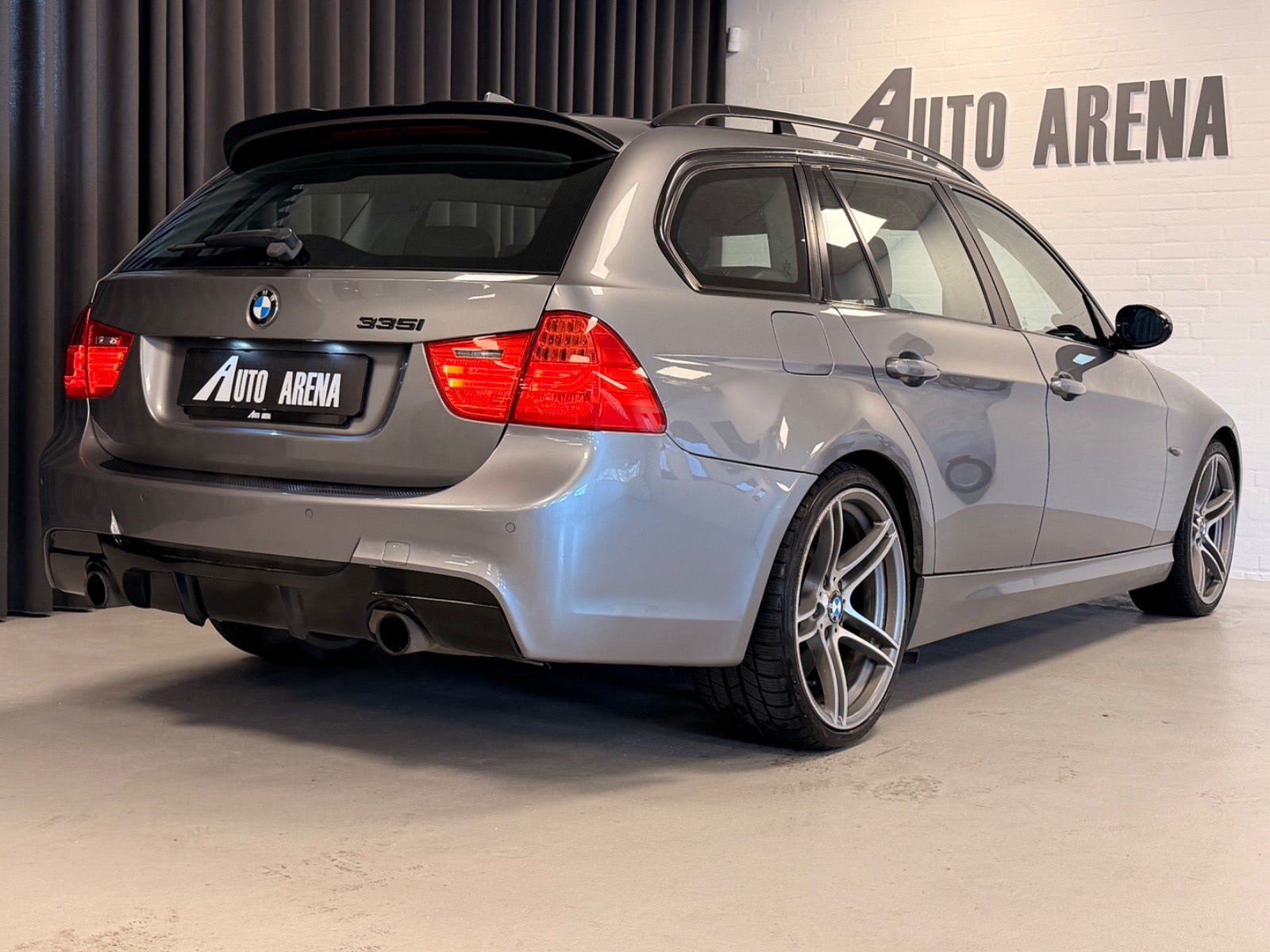 Grå BMW 335i fra 2009