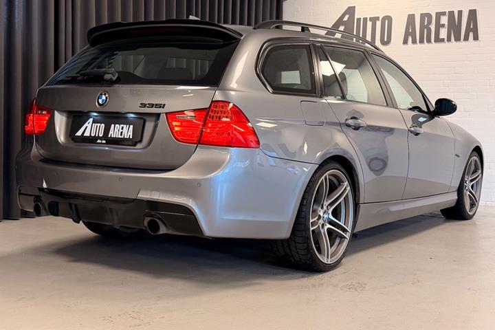 Grå BMW 335i fra 2009