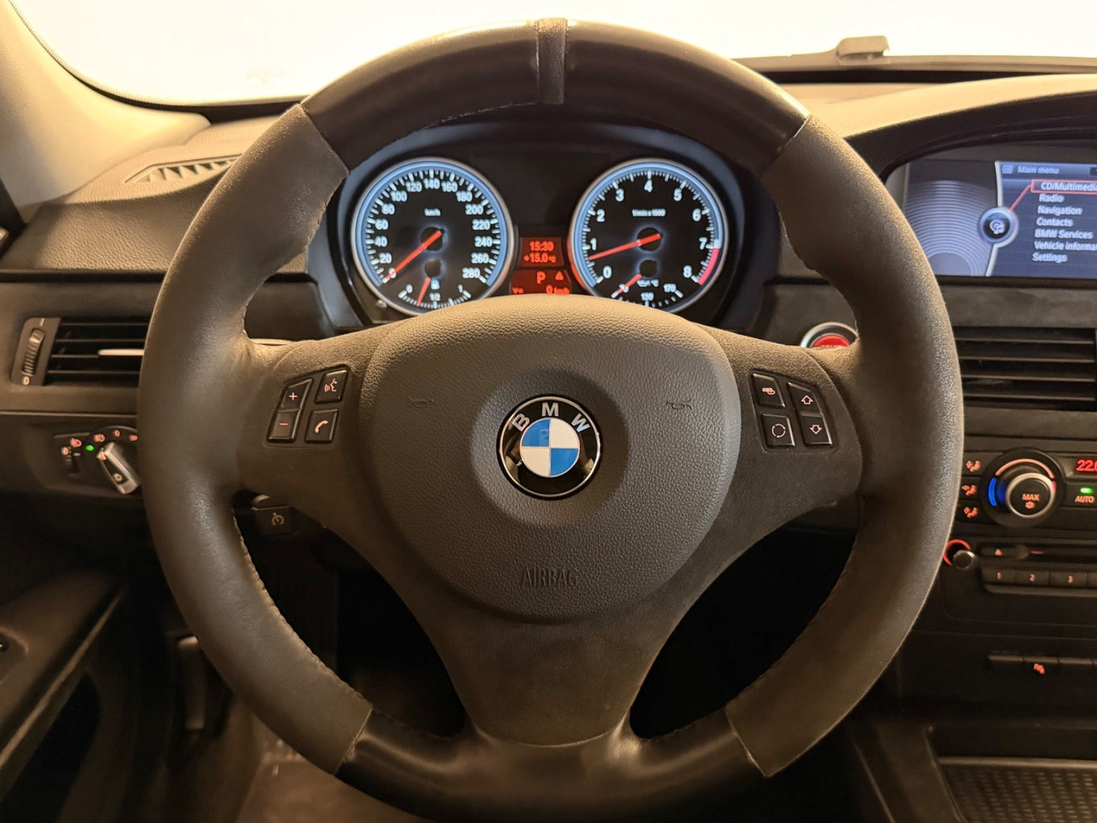 Grå BMW 335i fra 2009