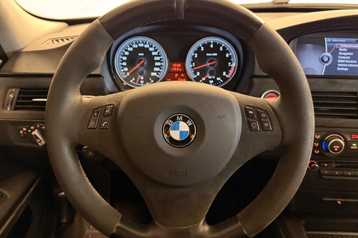 Grå BMW 335i fra 2009