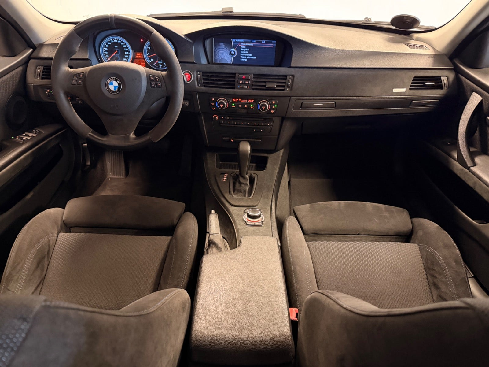 Grå BMW 335i fra 2009