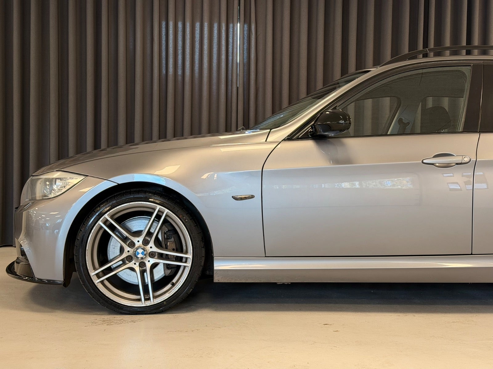 Grå BMW 335i fra 2009