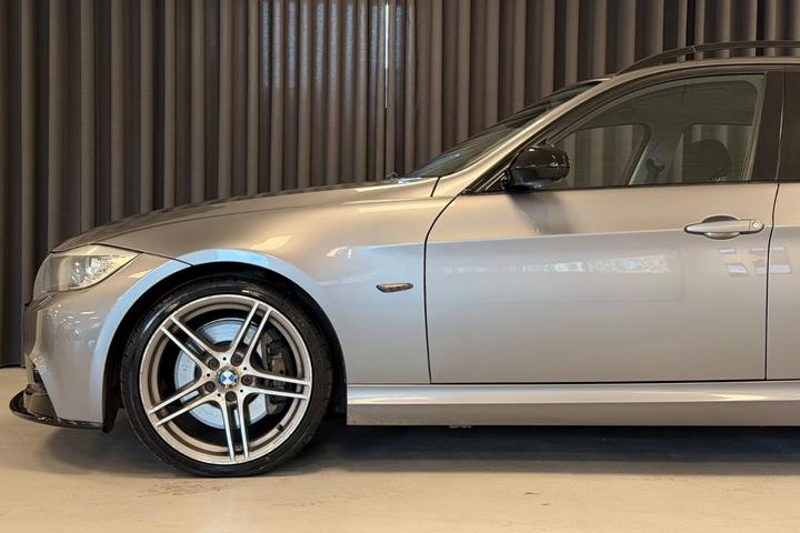 Grå BMW 335i fra 2009