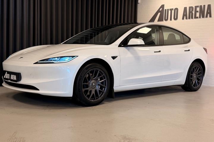Hvid Tesla Model 3 fra 2024