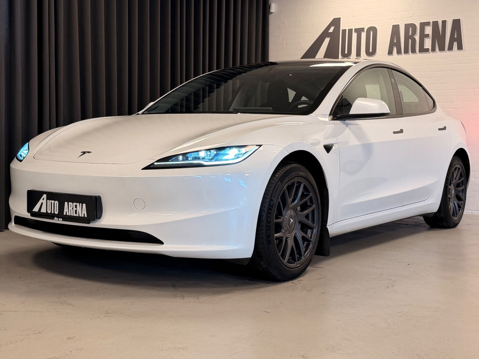 Hvid Tesla Model 3 fra 2024