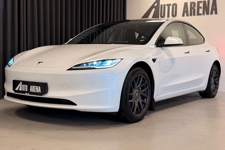 Hvid Tesla Model 3 fra 2024