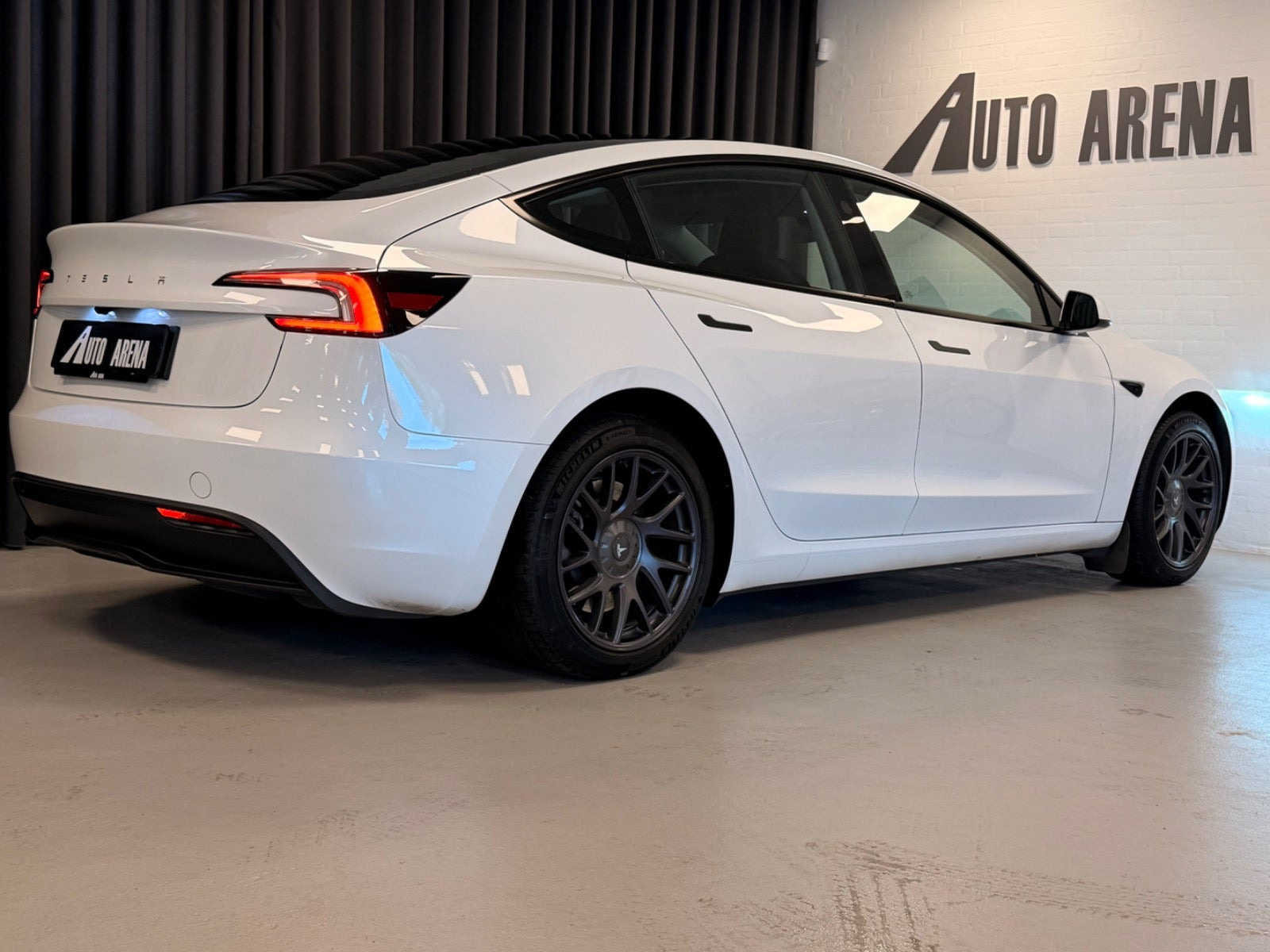 Hvid Tesla Model 3 fra 2024