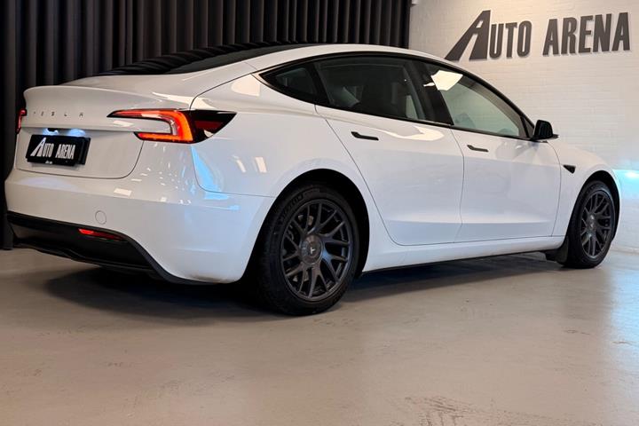 Hvid Tesla Model 3 fra 2024
