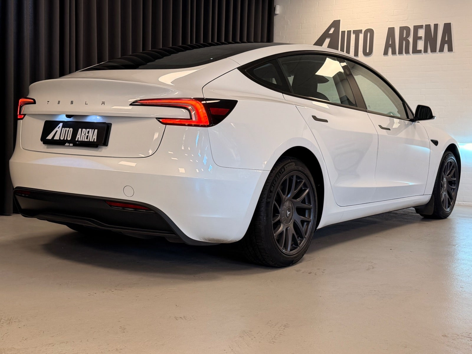 Hvid Tesla Model 3 fra 2024