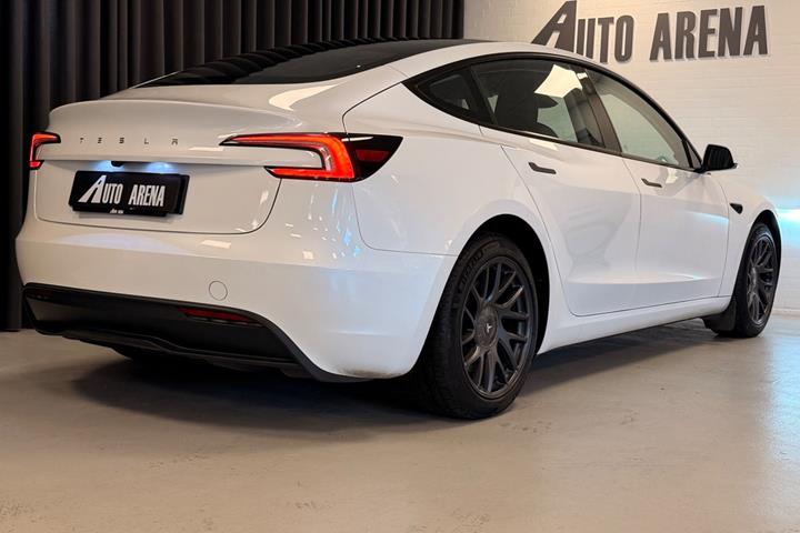 Hvid Tesla Model 3 fra 2024