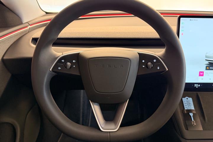 Hvid Tesla Model 3 fra 2024