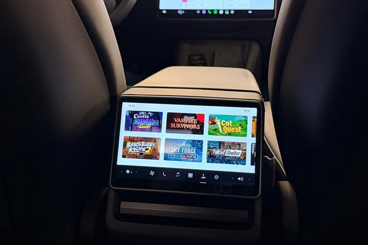Hvid Tesla Model 3 fra 2024