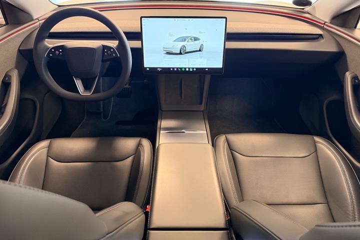 Hvid Tesla Model 3 fra 2024