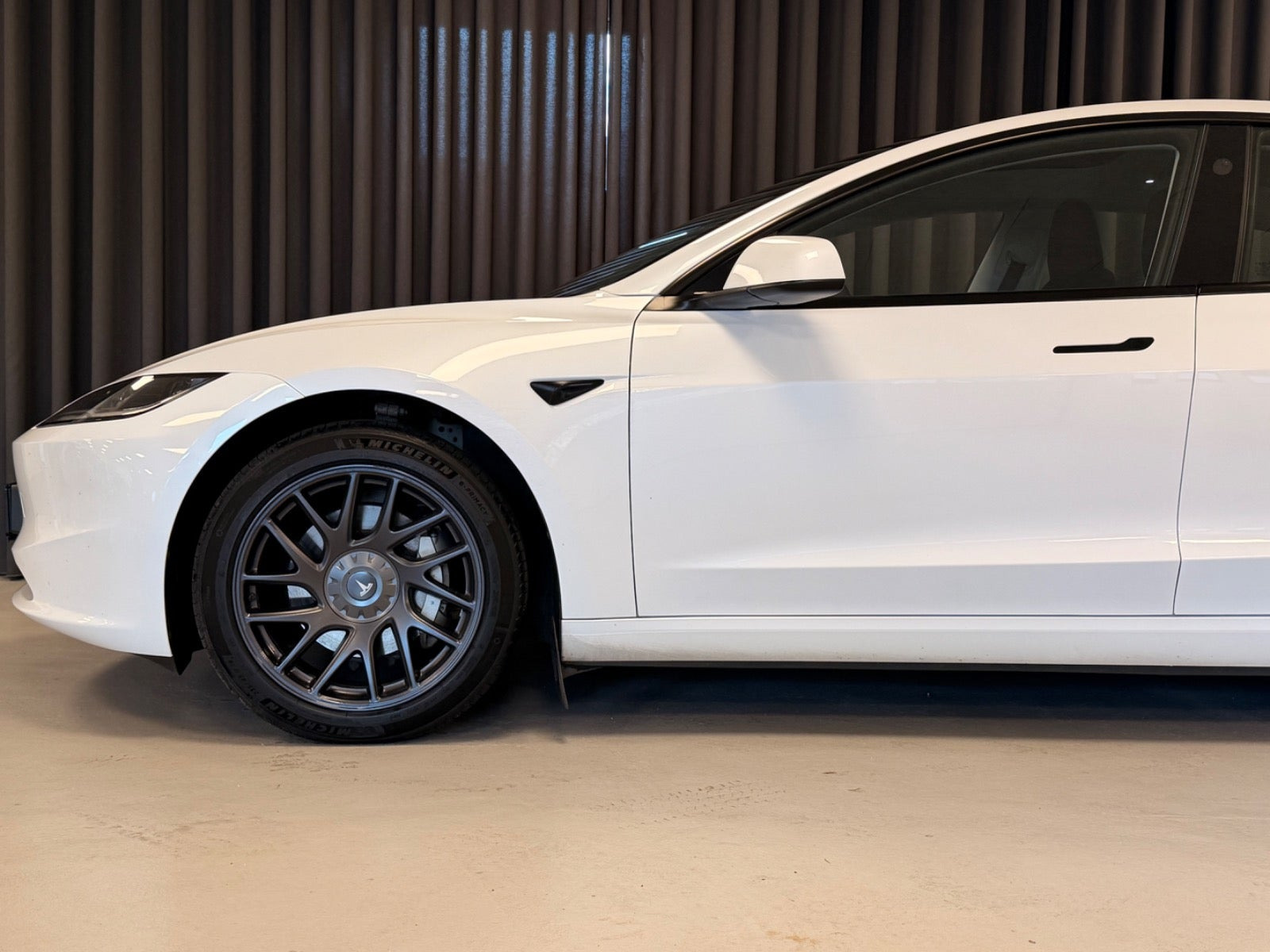 Hvid Tesla Model 3 fra 2024