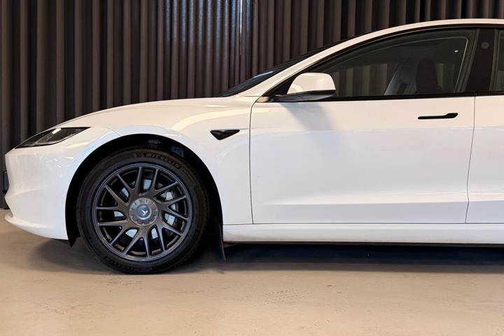 Hvid Tesla Model 3 fra 2024