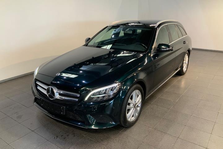 Grøn Mercedes C220 d fra 2019 set udefra