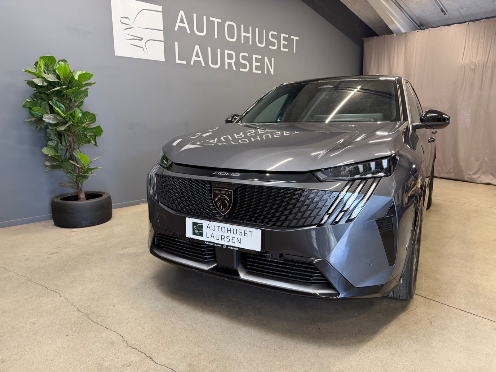 Grå Peugeot e-3008 fra 2025