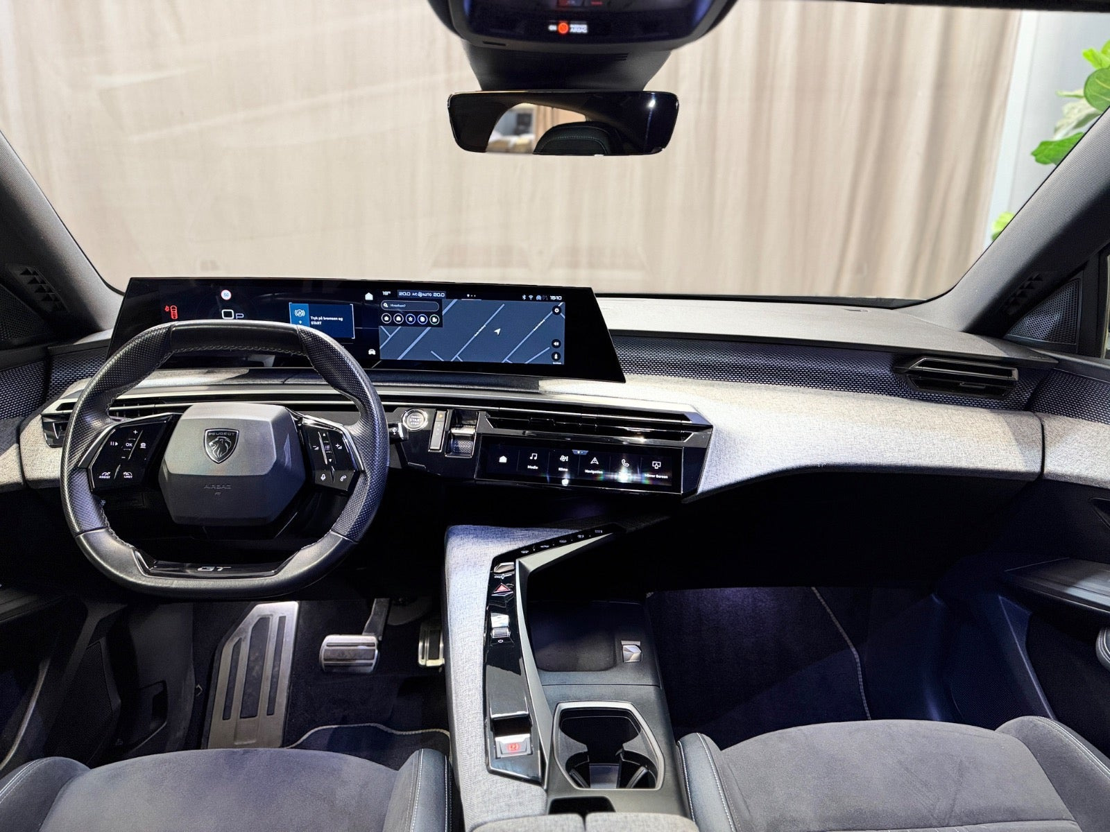Grå Peugeot e-3008 fra 2025