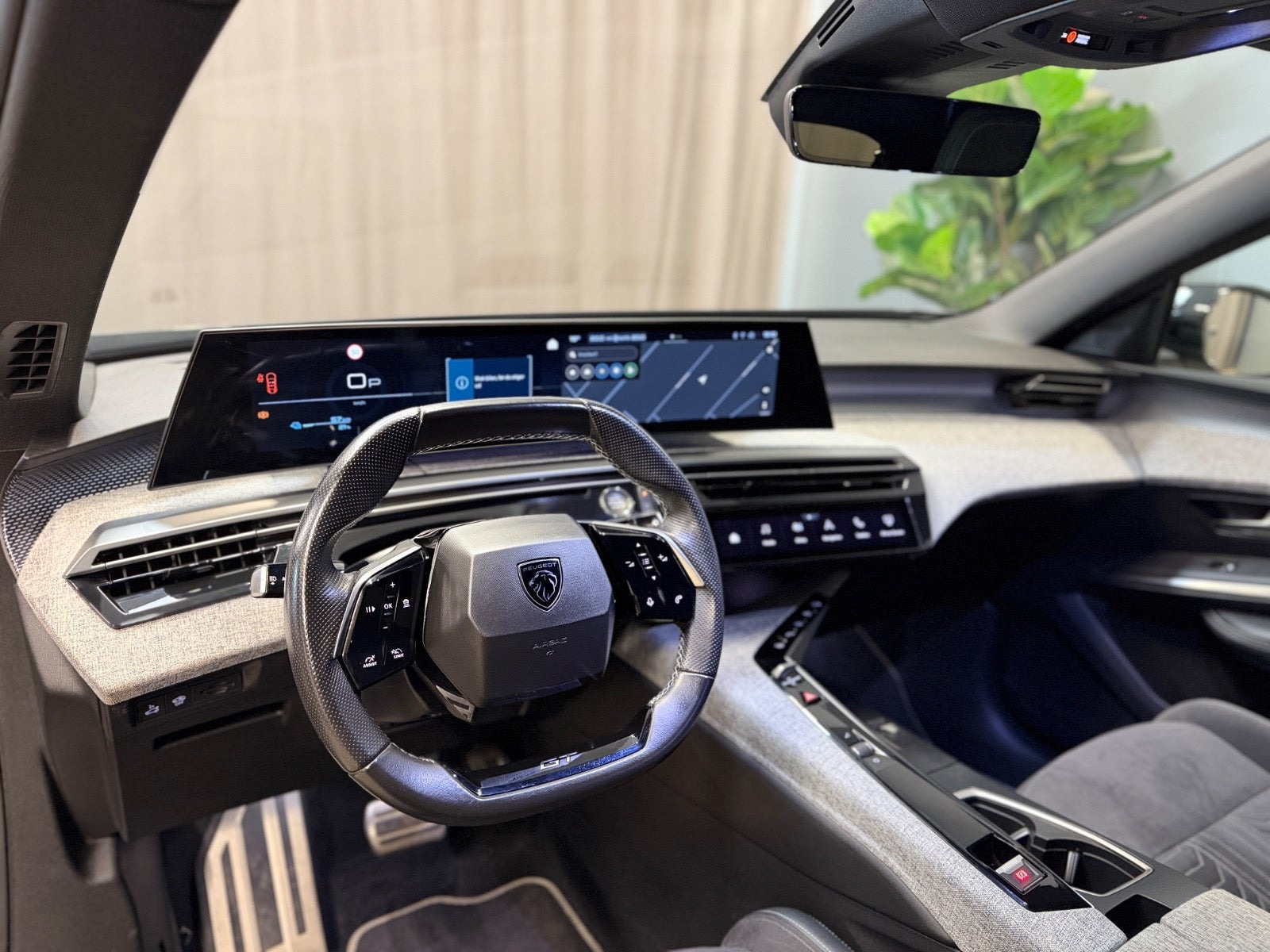 Grå Peugeot e-3008 fra 2025