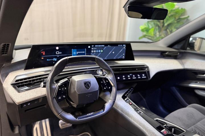 Grå Peugeot e-3008 fra 2025