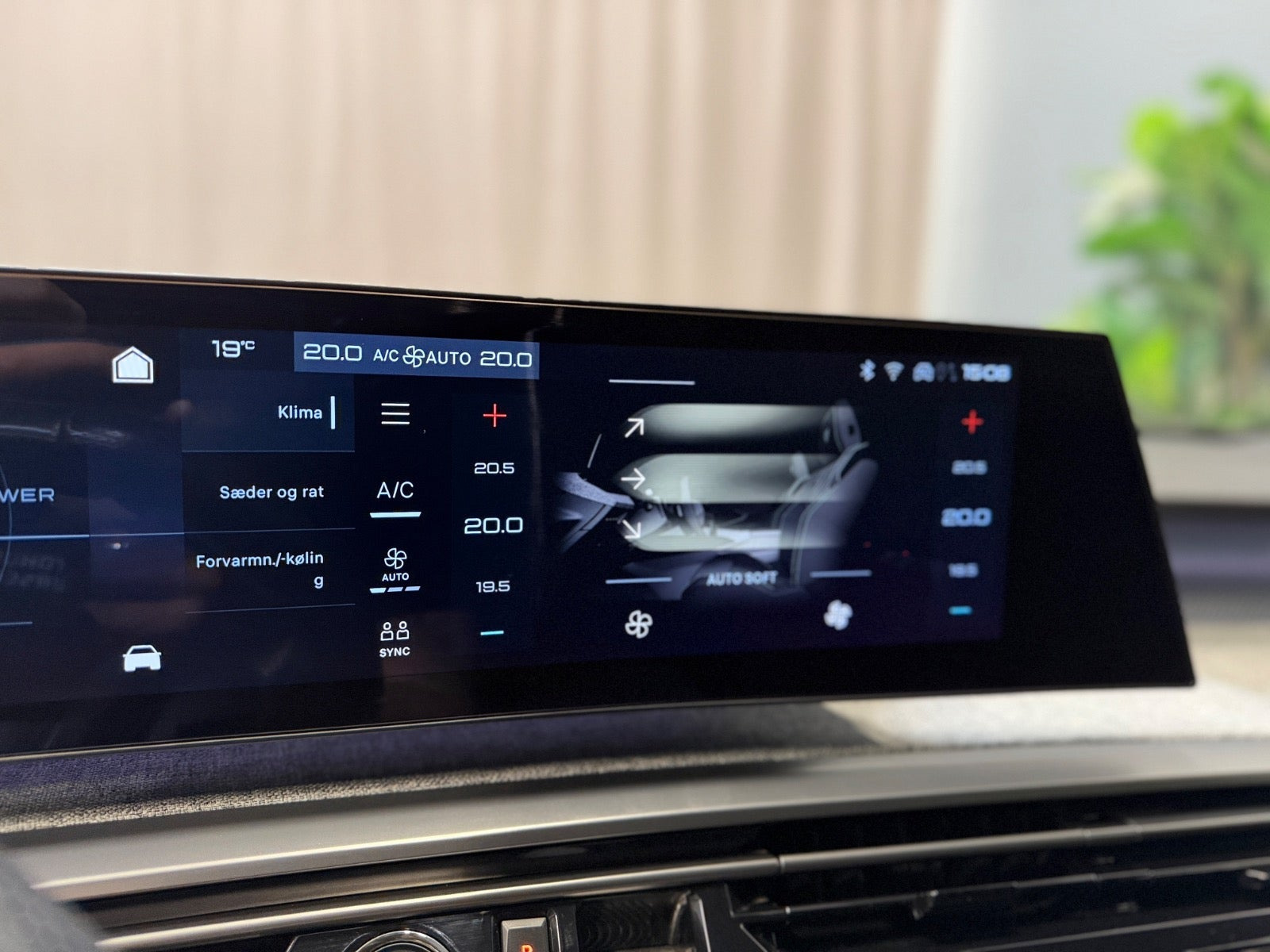 Grå Peugeot e-3008 fra 2025